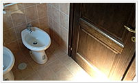 Bagno con porta in legno